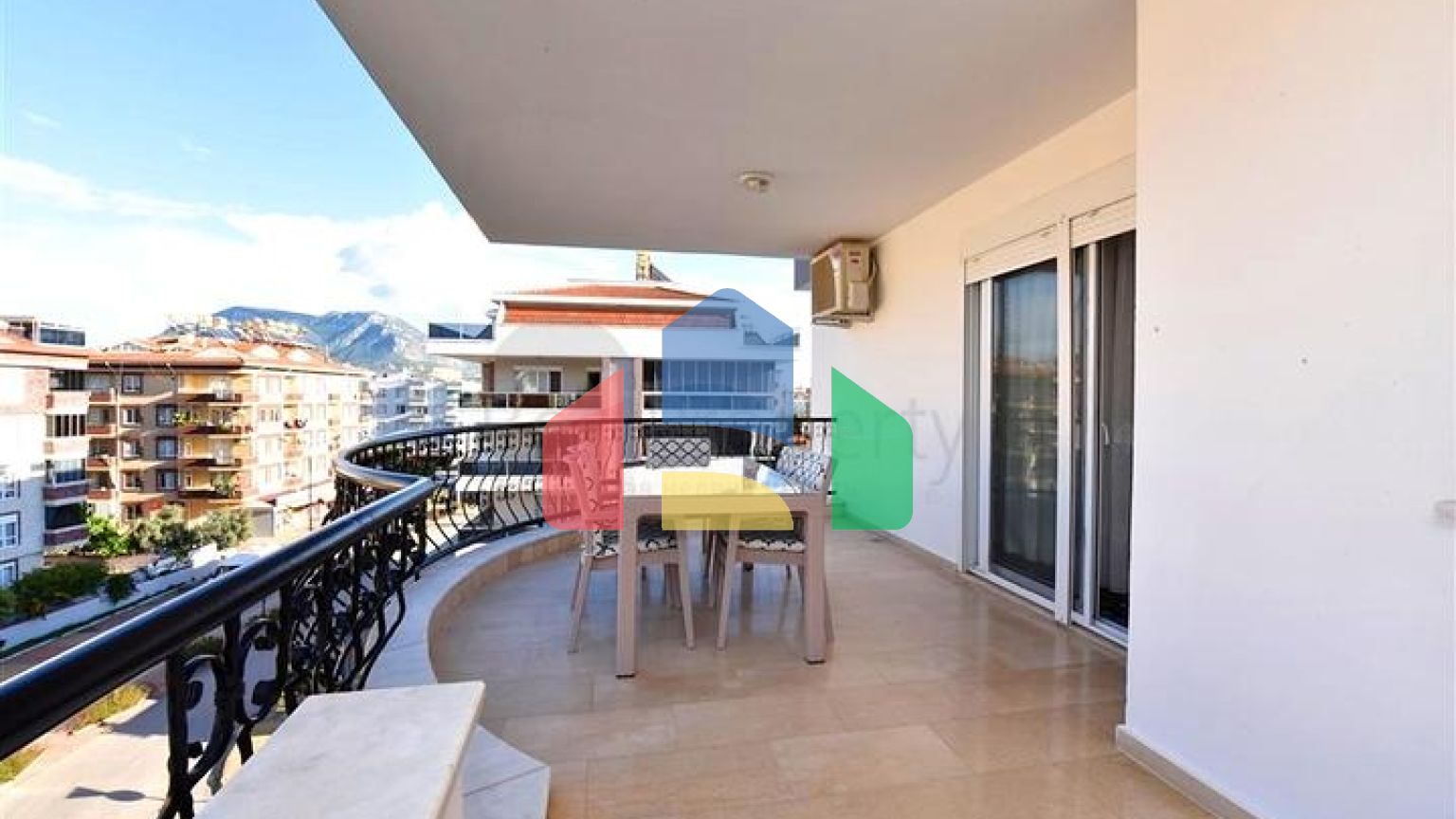 Просторий пентхаус плануванням 4+1 в районі Оба