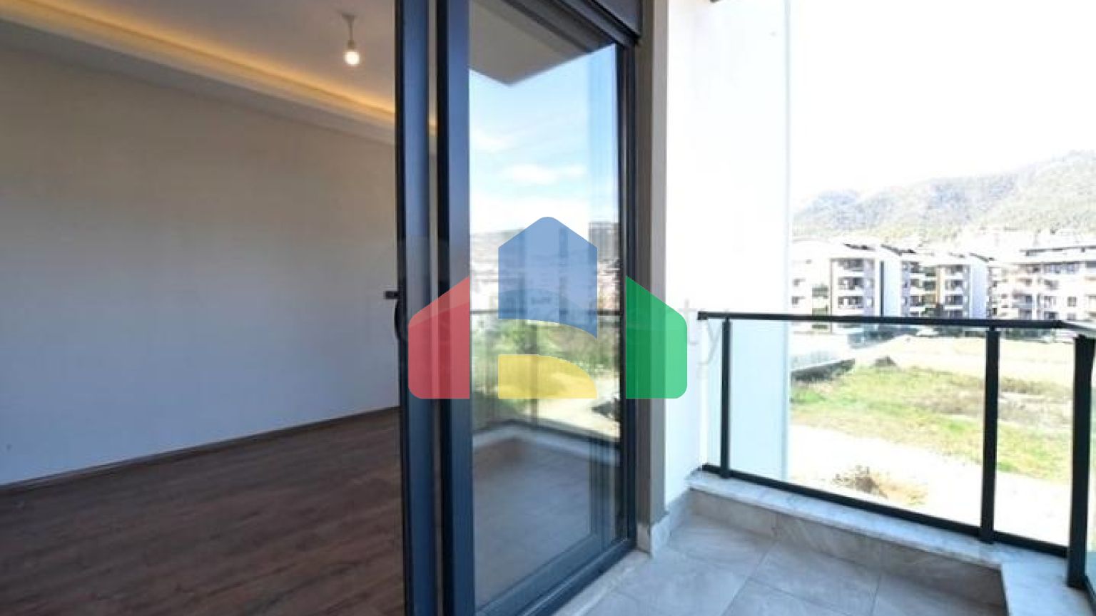 Простора квартира 3 + 1 для великої родини в районі Оба