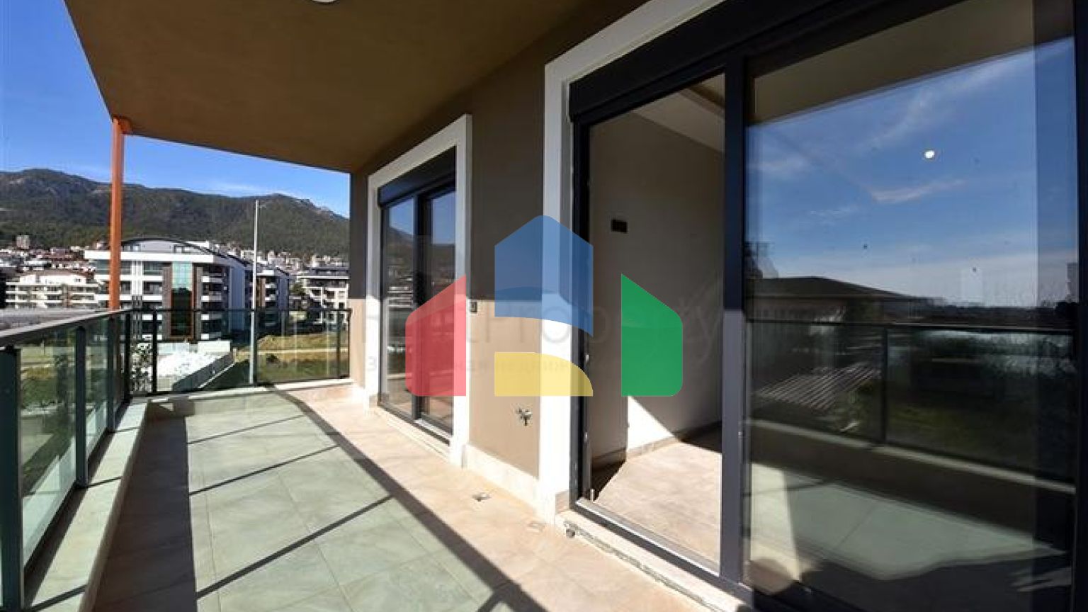 Простора квартира 3 + 1 для великої родини в районі Оба