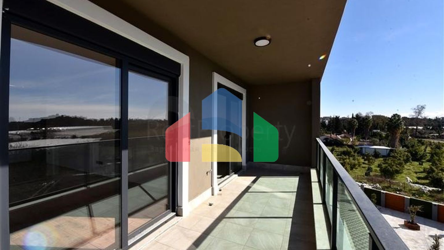 Простора квартира 3 + 1 для великої родини в районі Оба