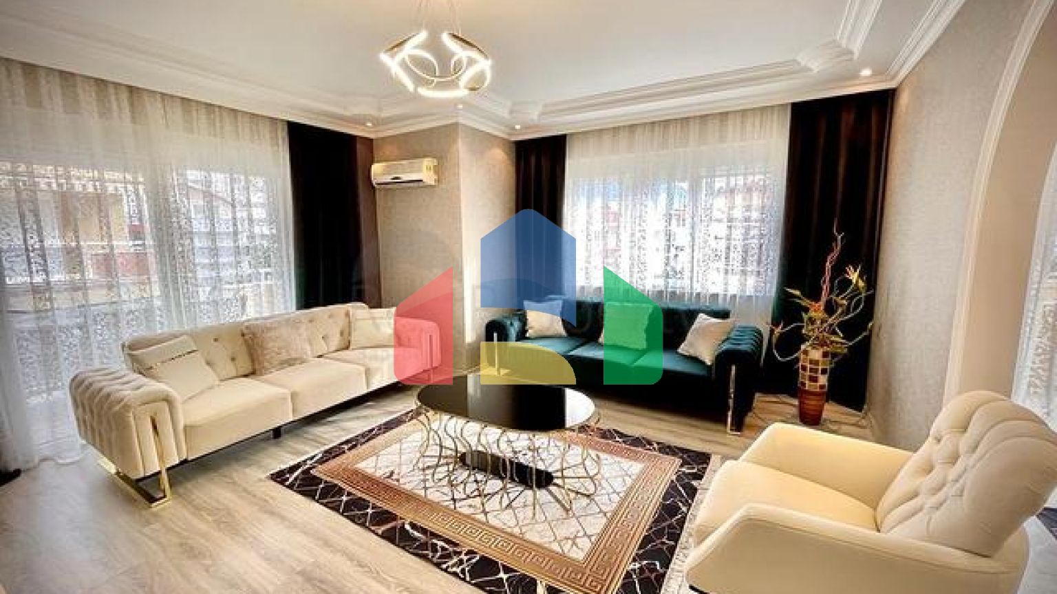 Великий пентхаус в обидві поруч з морем