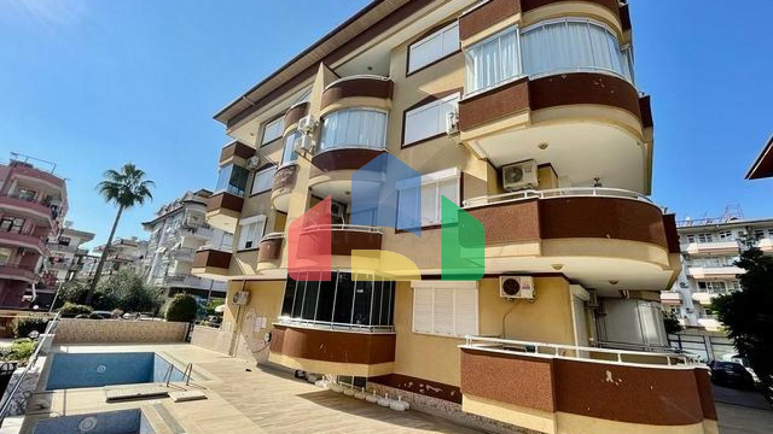 Великий пентхаус в обидві поруч з морем