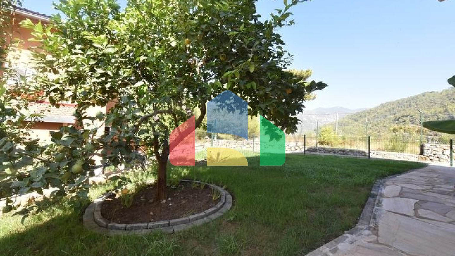 Просторная вилла в районе Оба