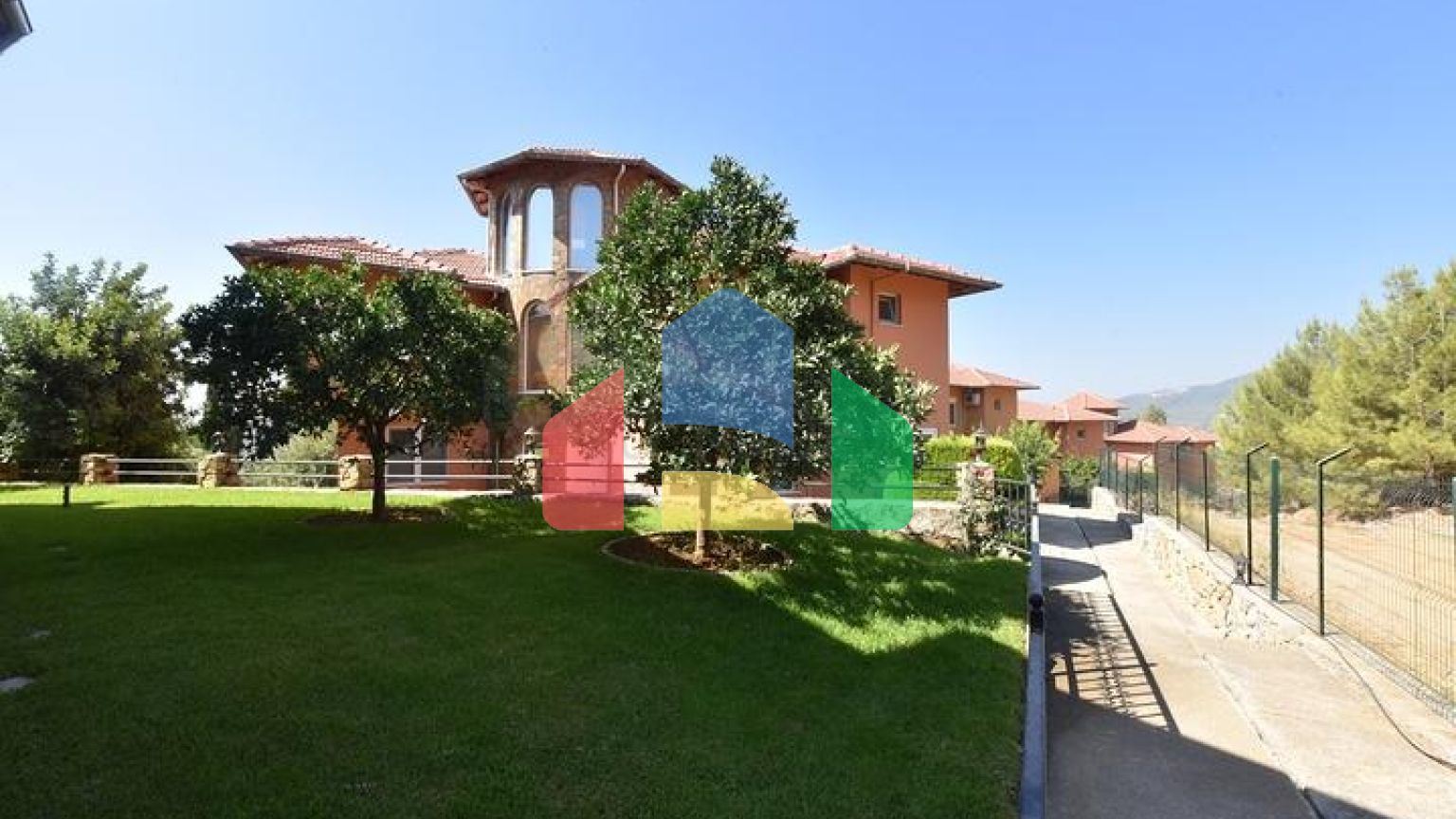 Просторная вилла в районе Оба