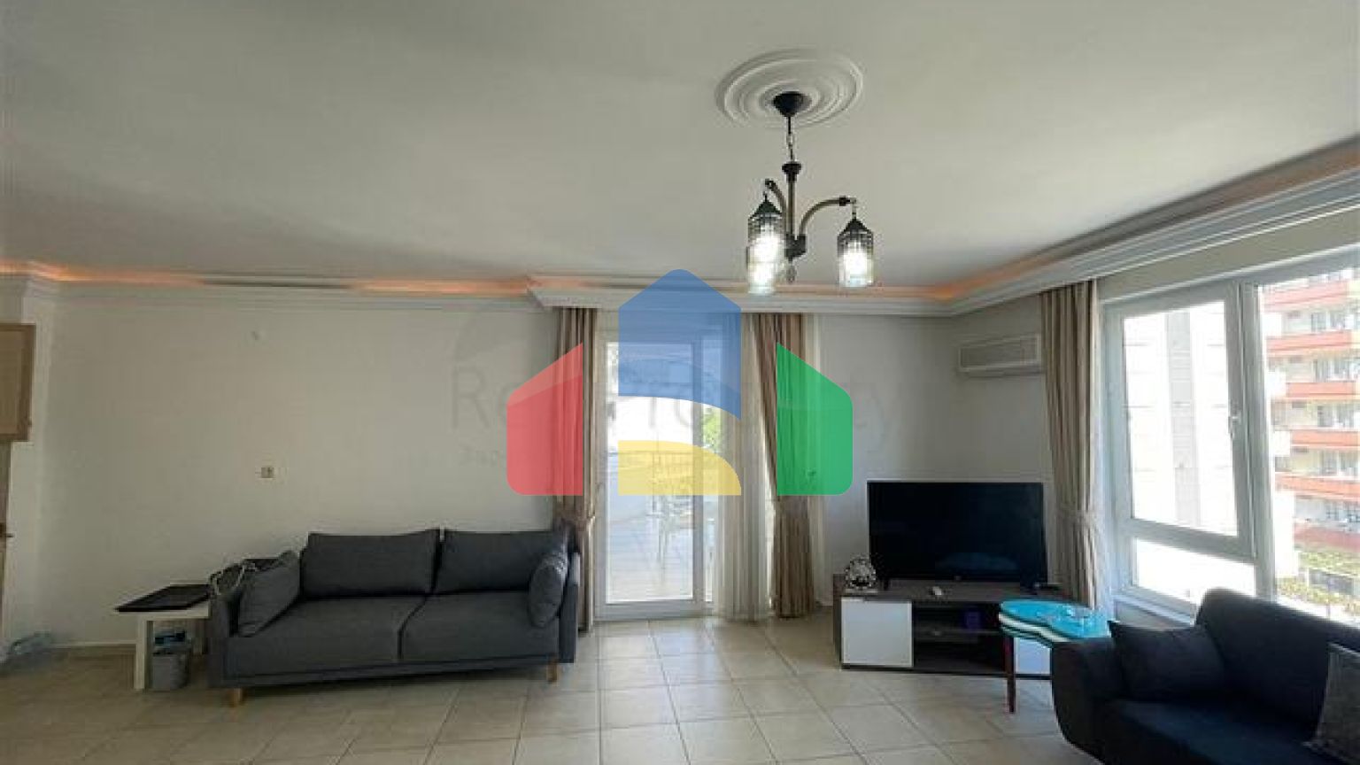 Простора квартира 2 + 1 в районі Оба