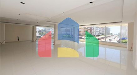 Магазины в туристическом районе Оба