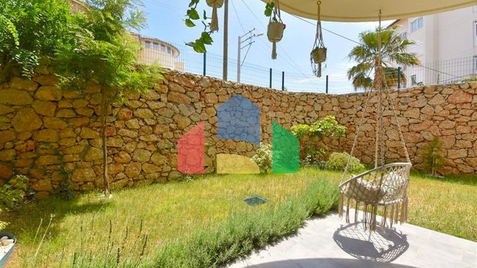 Двухуровневая квартира 3+1 с собственным садом