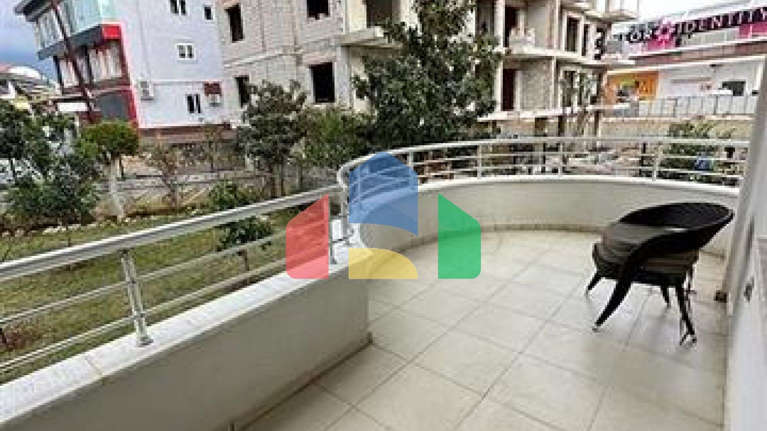 Простора квартира 2 + 1 в районі Оба