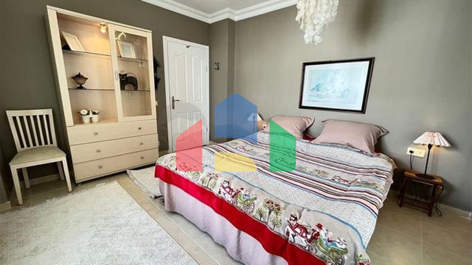 Трикімнатна мебльована квартира в районі Оба