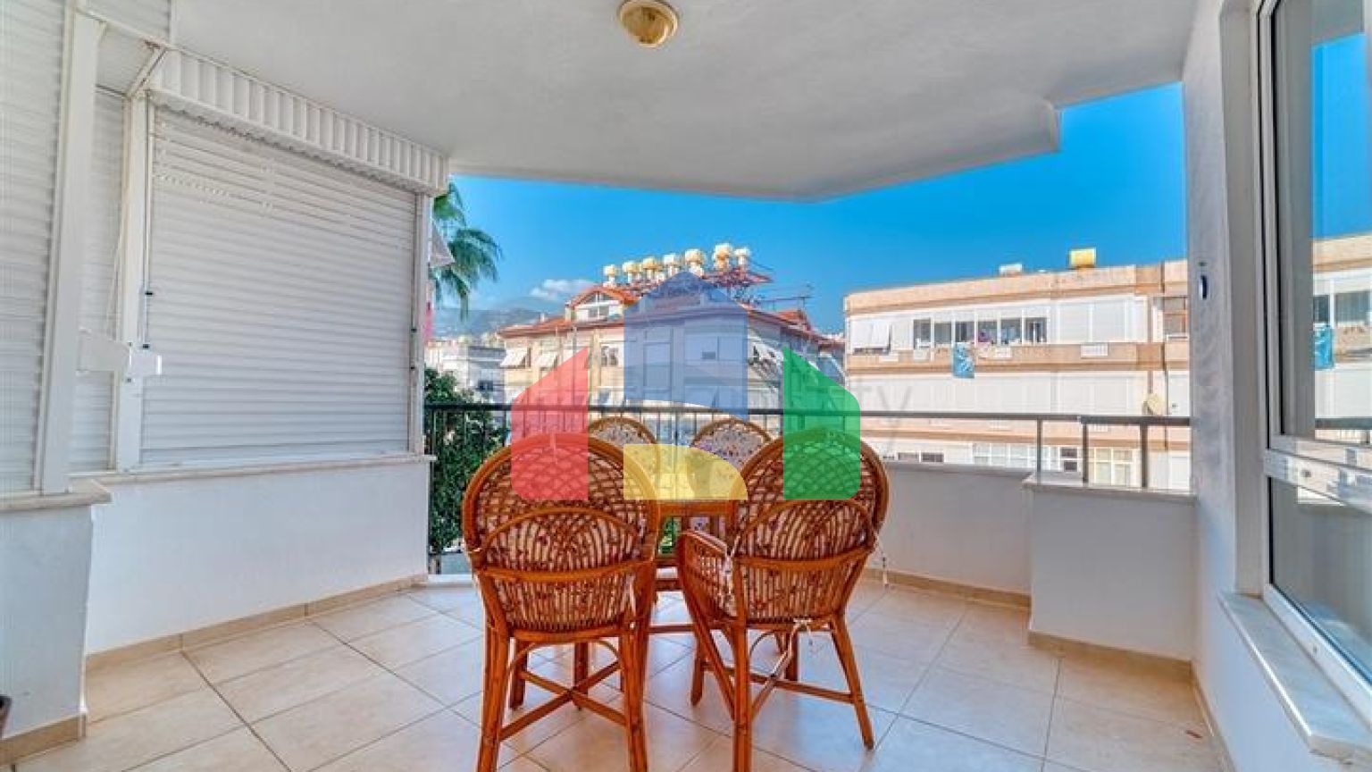 Трикімнатна мебльована квартира в районі Оба