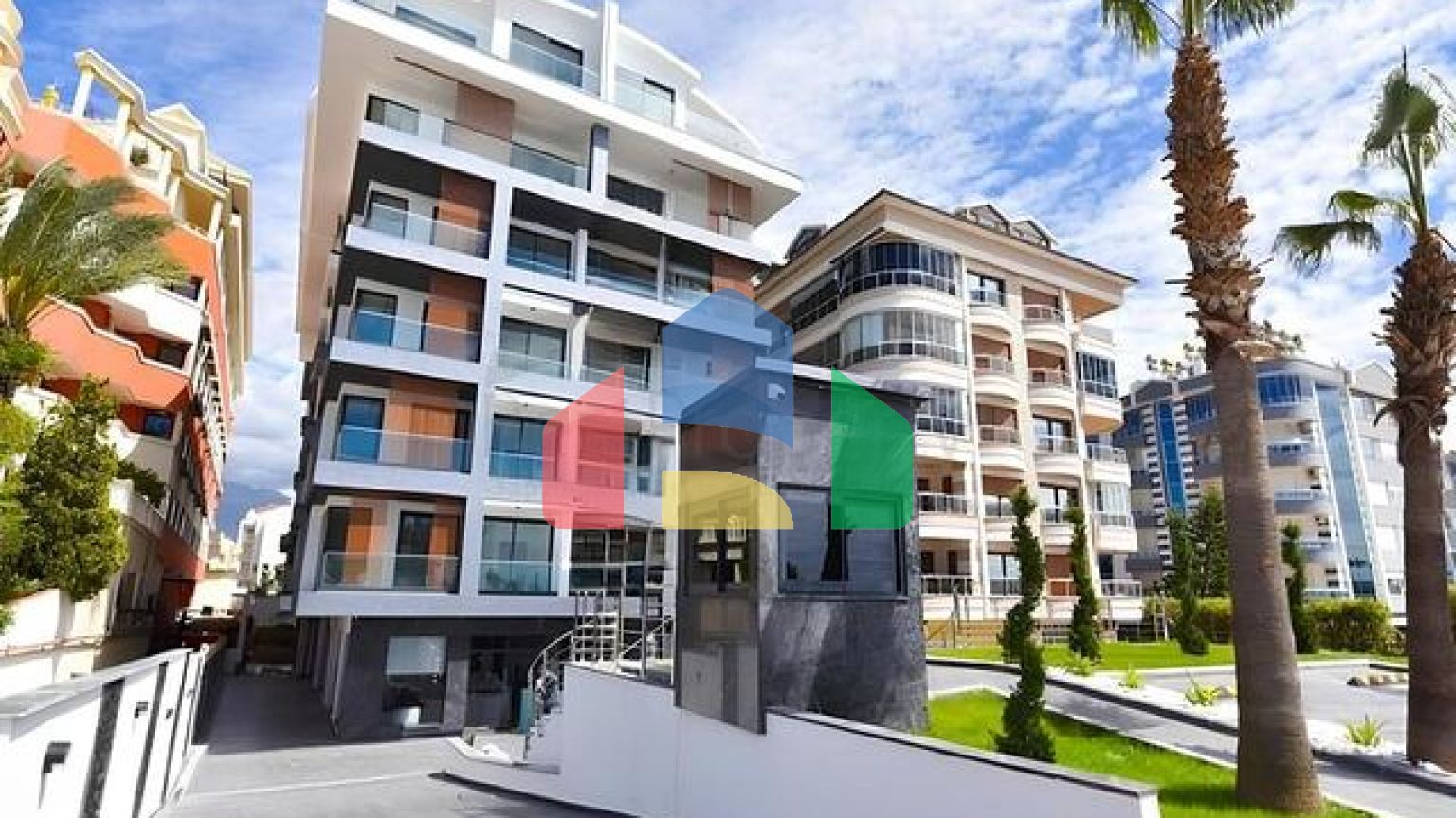 Трикімнатна квартира 2 + 1 з продуманим плануванням в районі Оба