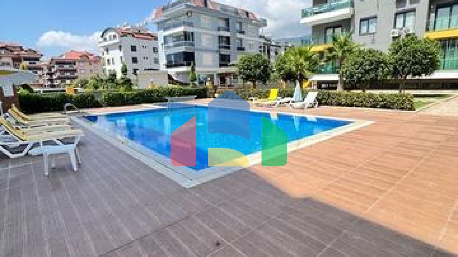 Простора квартира 3 + 1 в районі Оба