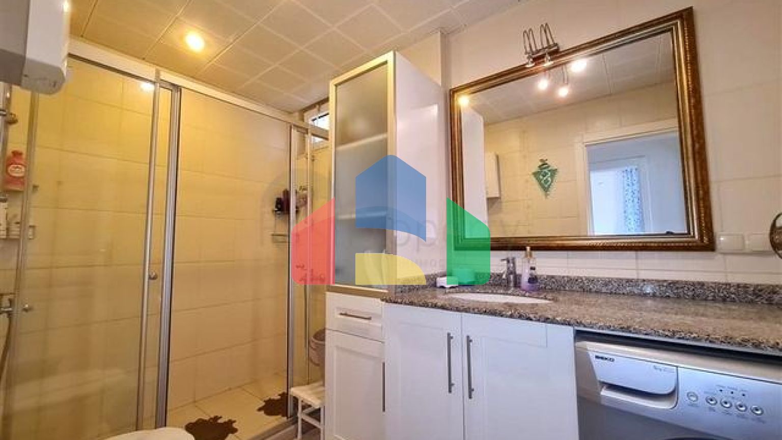 Світла мебльована квартира 2 + 1 в районі Оба