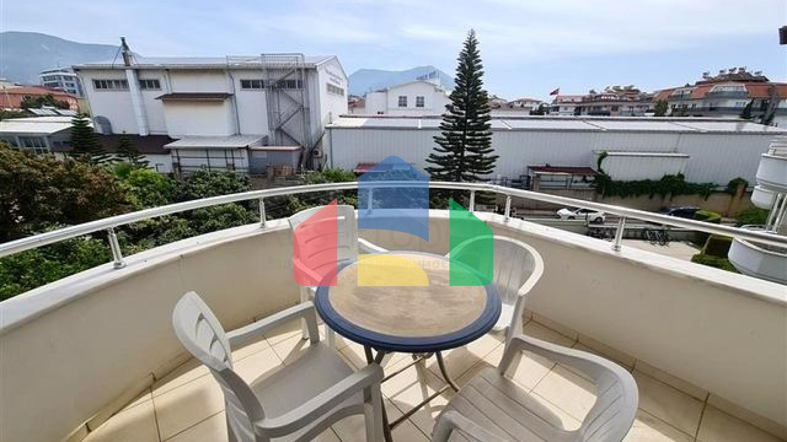 Світла мебльована квартира 2 + 1 в районі Оба