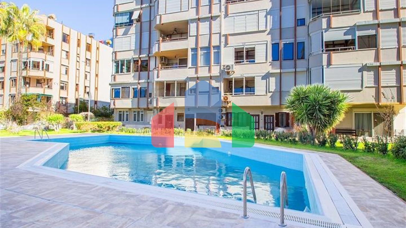 Просторная меблированная квартира в районе Оба