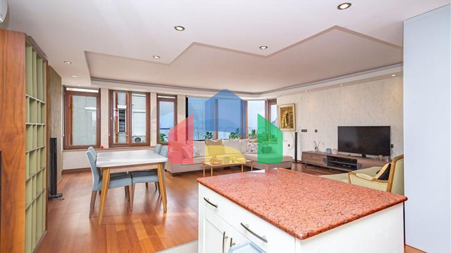 Просторная меблированная квартира в районе Оба