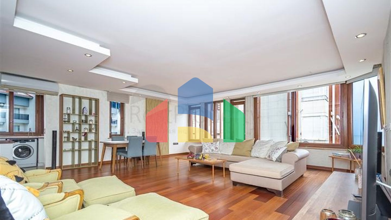 Просторная меблированная квартира в районе Оба