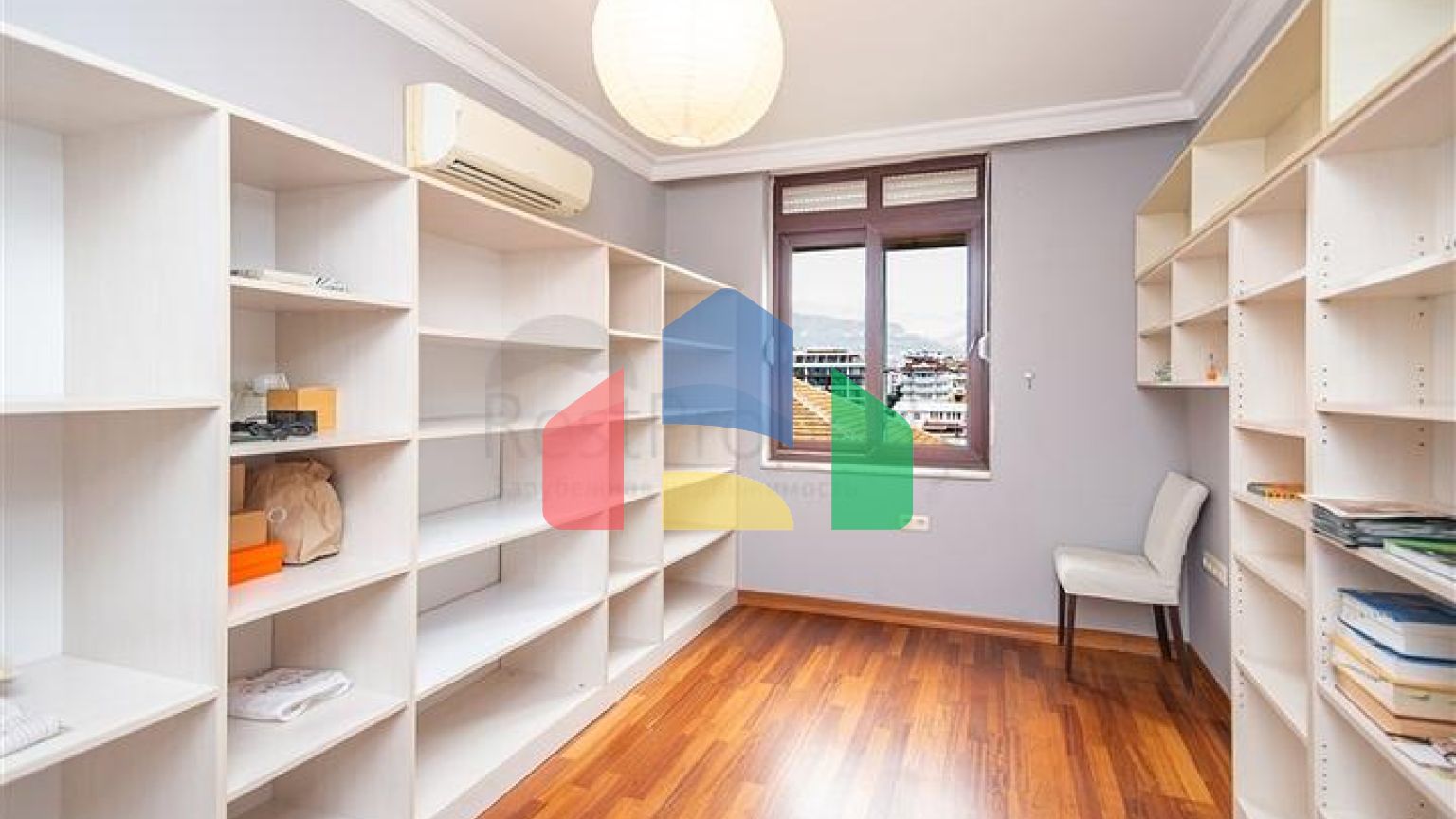 Просторная меблированная квартира в районе Оба