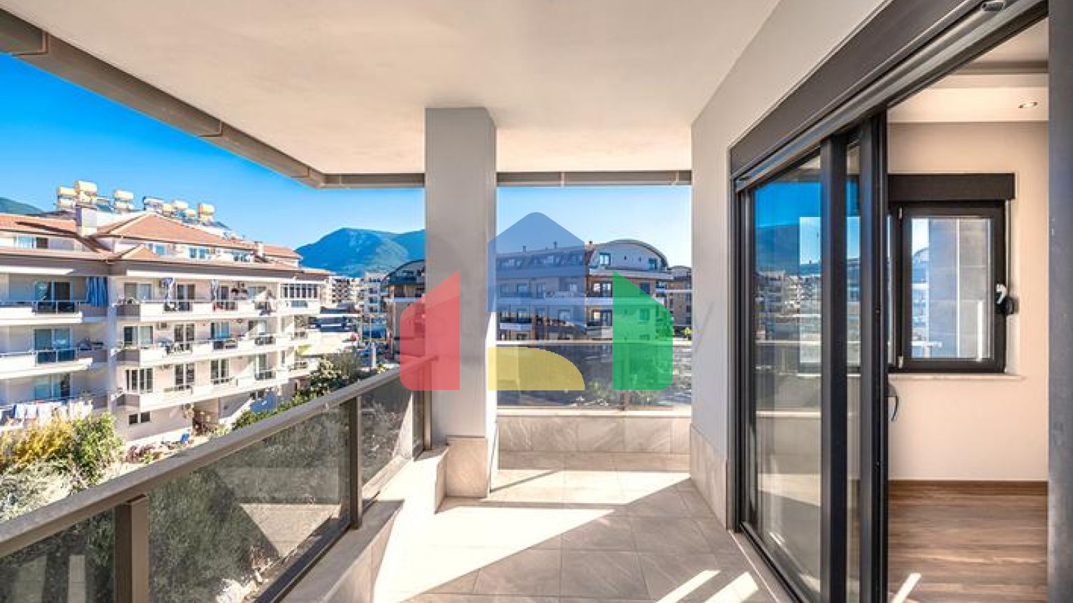 Пентхаус 6+1 с террасами в районе Оба