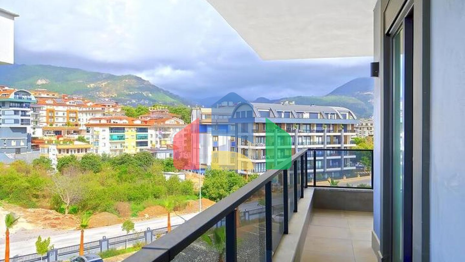 Просторный пентхаус 4+1 с отдельной кухней в современном комплексе