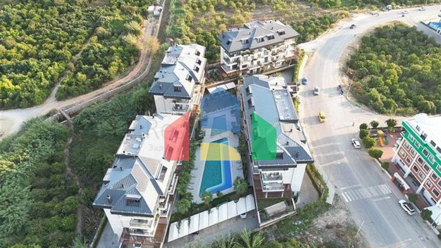 Четырёхкомнатный пентхаус 3+1 с террасой в районе Оба