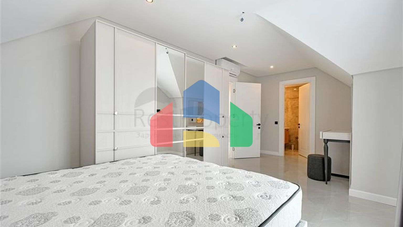 Четырёхкомнатный пентхаус 3+1 с террасой в районе Оба