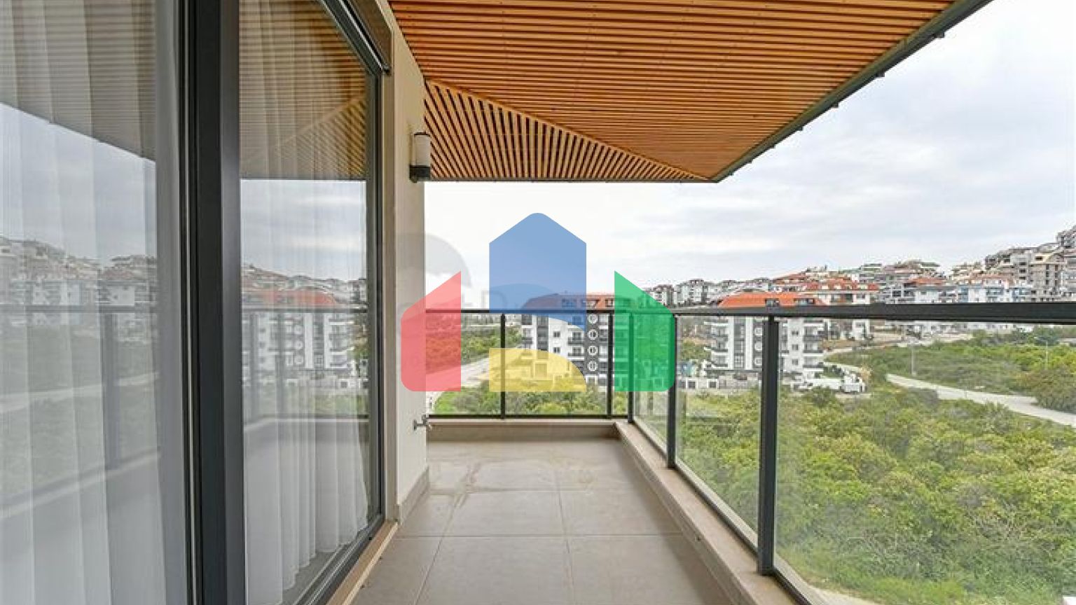 Четырёхкомнатный пентхаус 3+1 с террасой в районе Оба