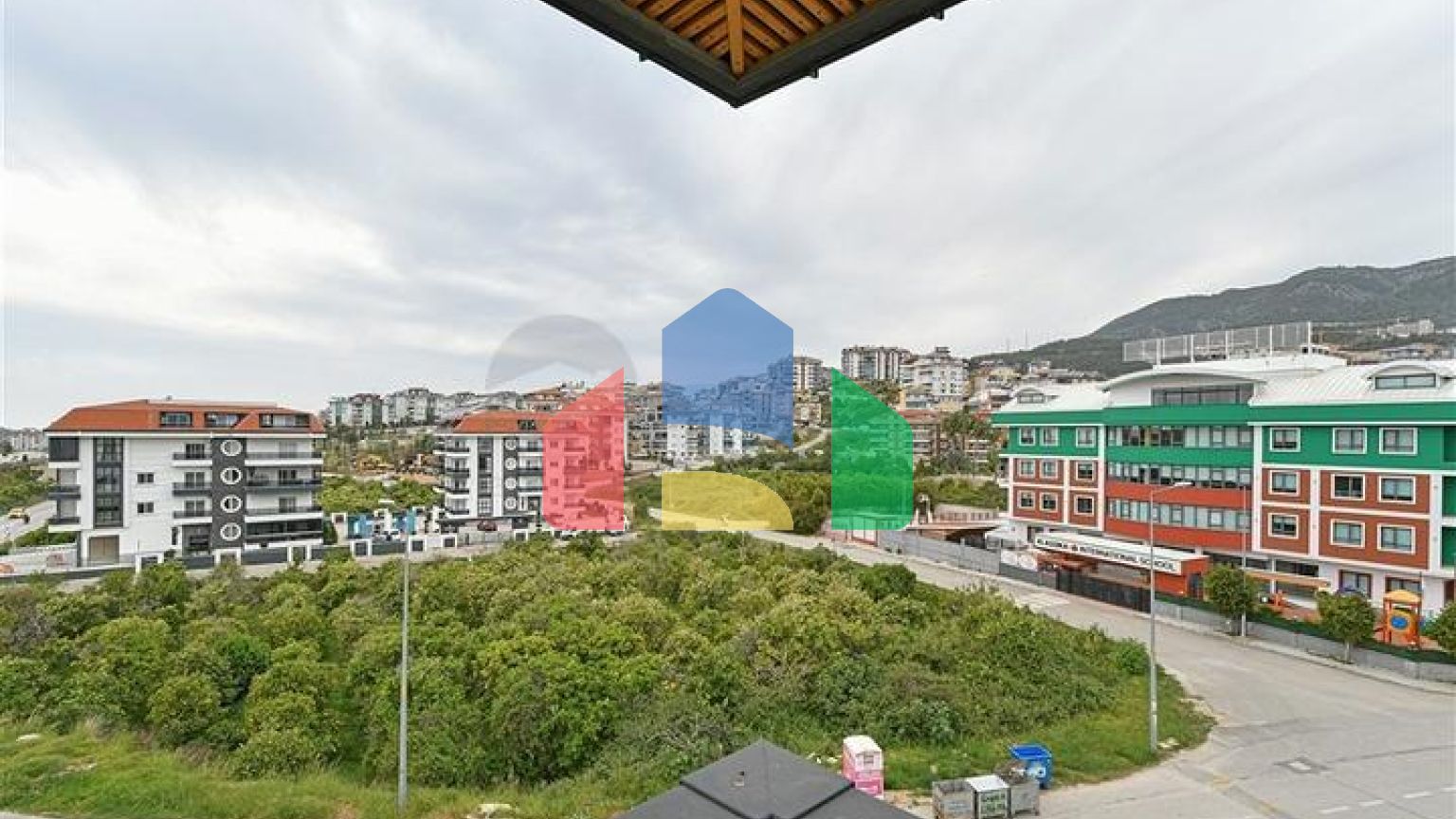 Четырёхкомнатный пентхаус 3+1 с террасой в районе Оба