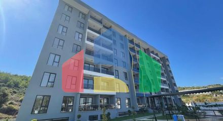 Мебльована трикімнатна квартира в новому будинку в районі Газіпаша
