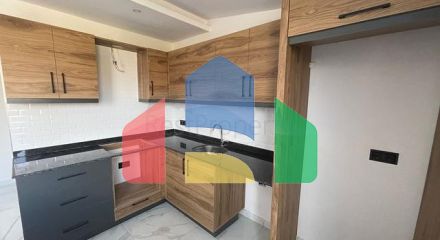 Мебльована трикімнатна квартира в новому будинку в районі Газіпаша