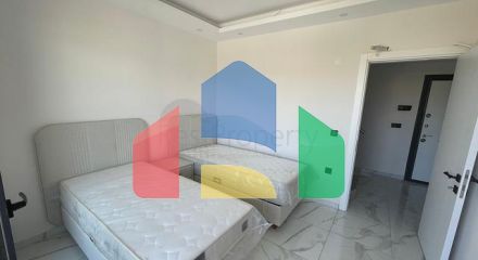 Мебльована трикімнатна квартира в новому будинку в районі Газіпаша