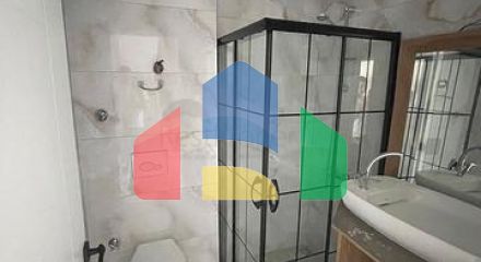 Мебльована трикімнатна квартира в новому будинку в районі Газіпаша