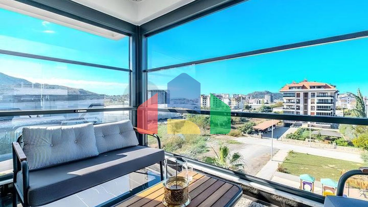 Простора мебльована квартира 2 + 1 з окремою кухнею