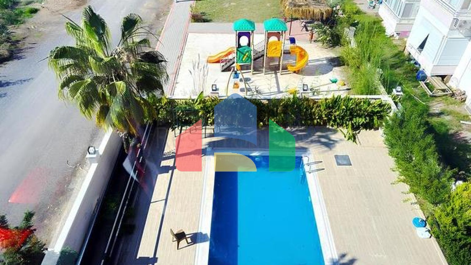 Простора мебльована квартира 2 + 1 з окремою кухнею