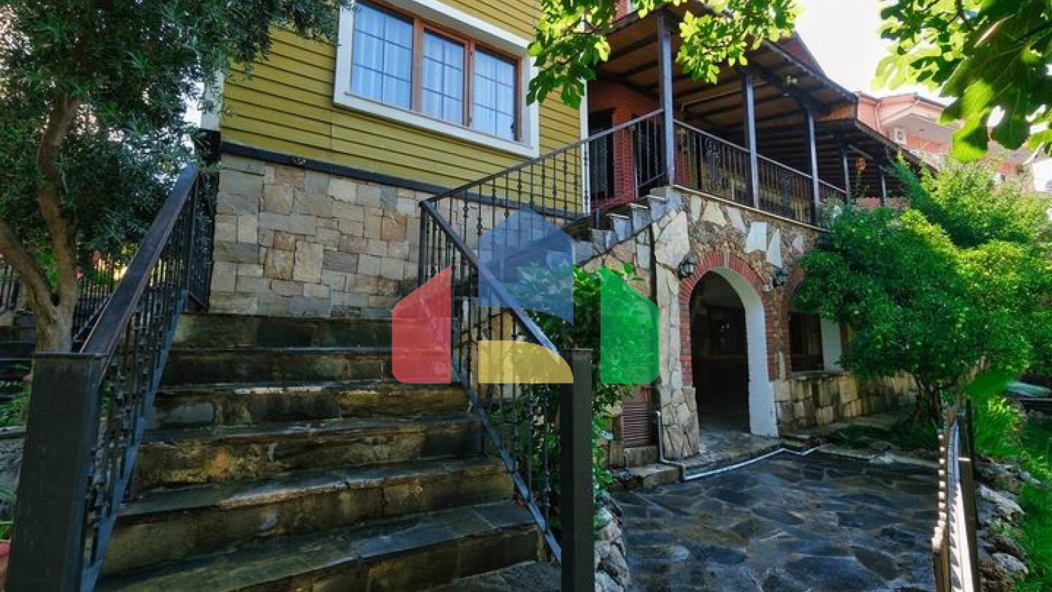 Вилла планировки 6+1 в районе Кемер - Анталия