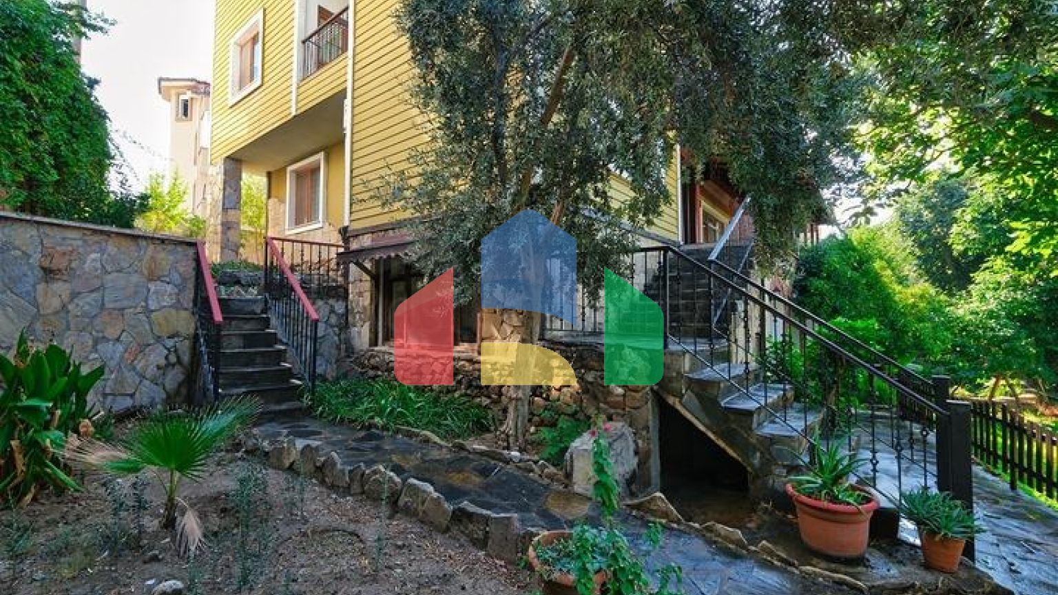 Вилла планировки 6+1 в районе Кемер - Анталия