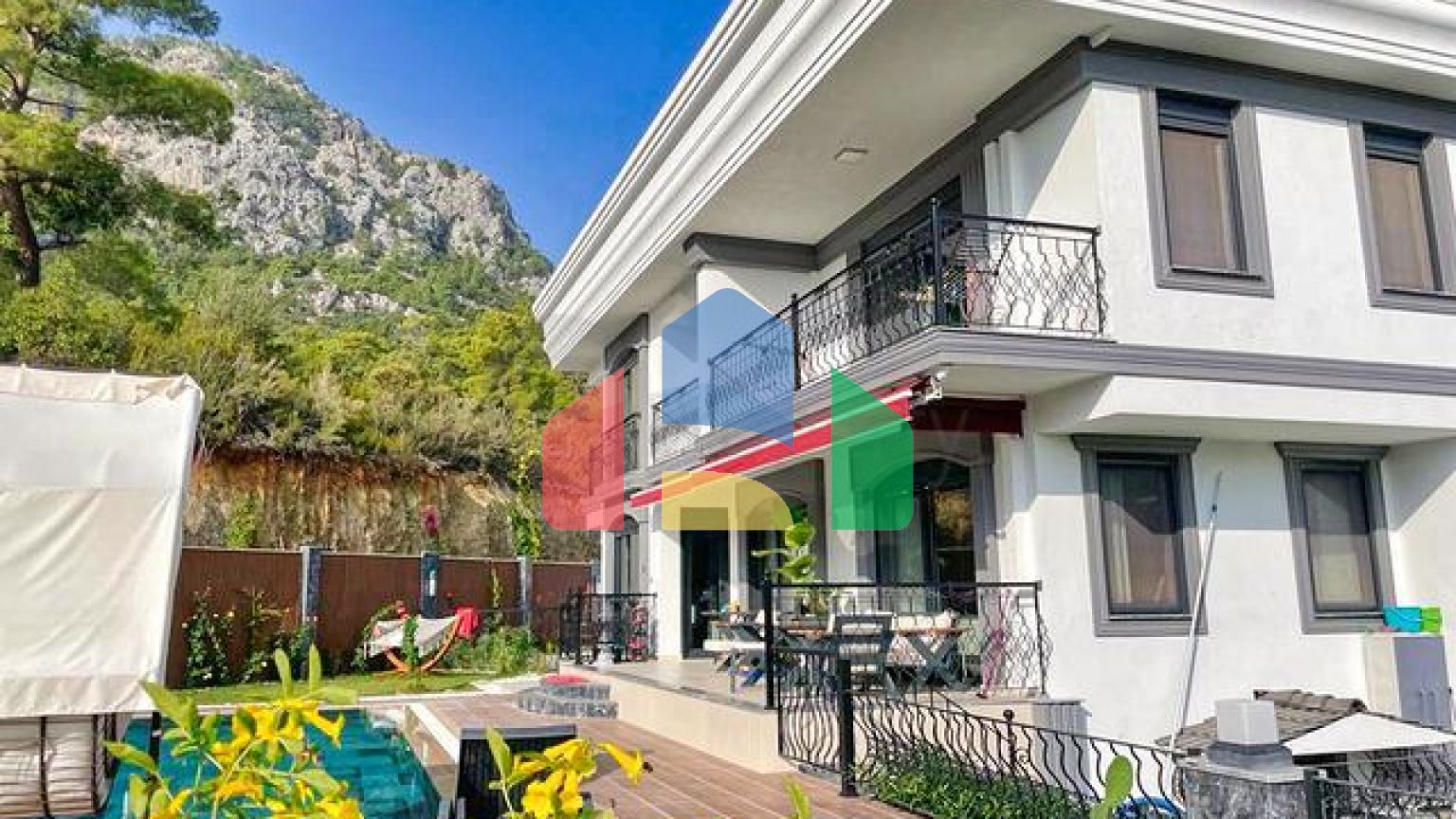 Виллы планировки 4+2 и 9+3 в районе Кемер - Анталия