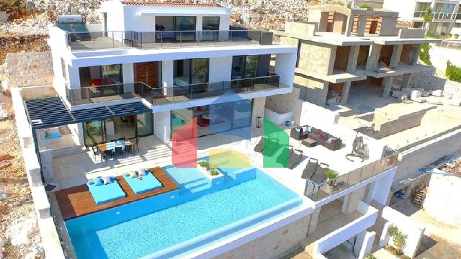 Великолепная вилла с видом на море в Калкане