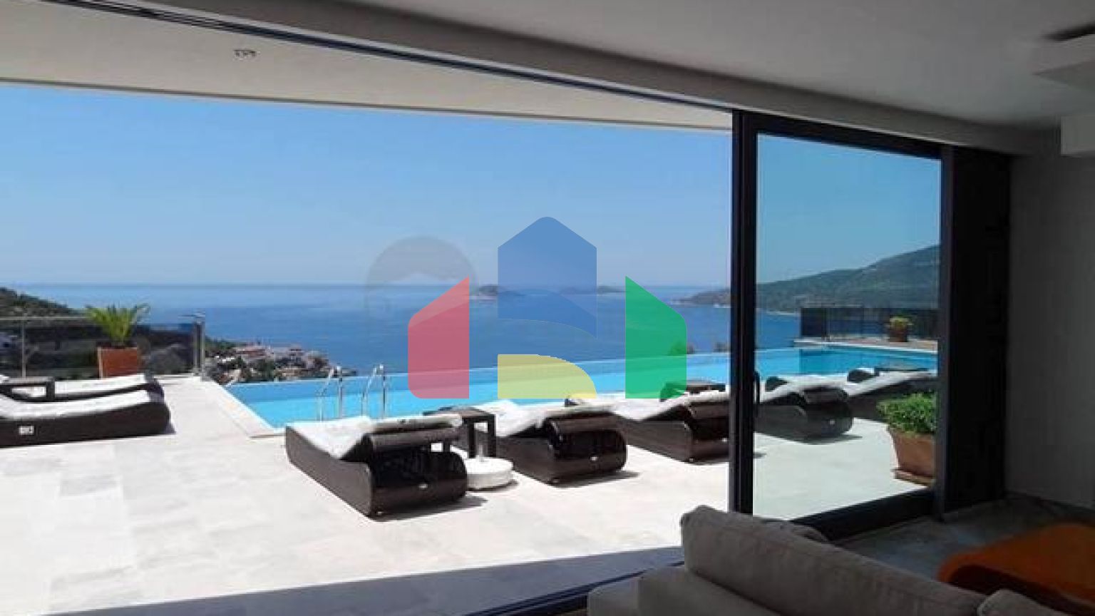 Современная вилла с видом на море в Калкане