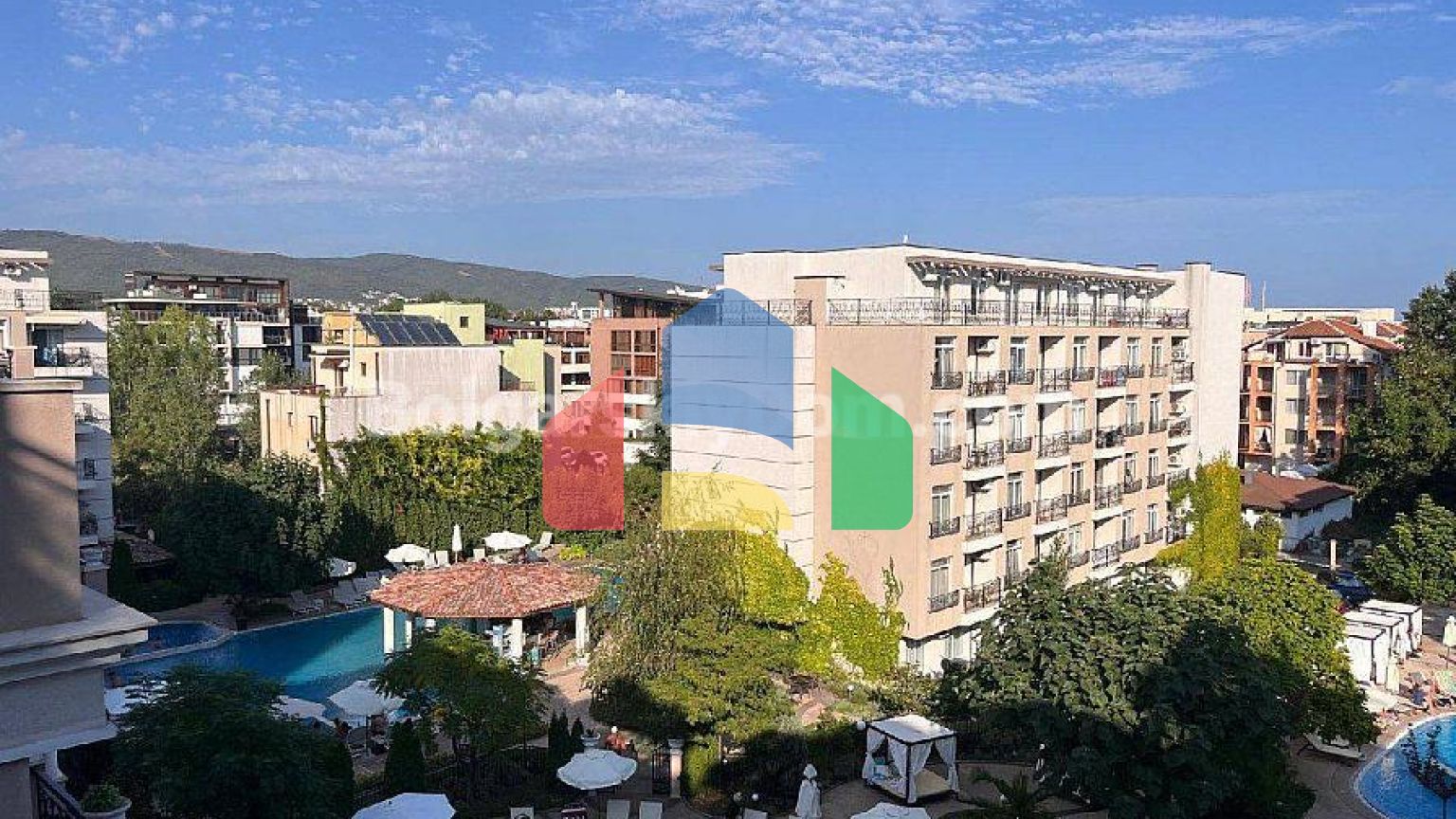 Чотирикімнатна квартира в Izida Palace