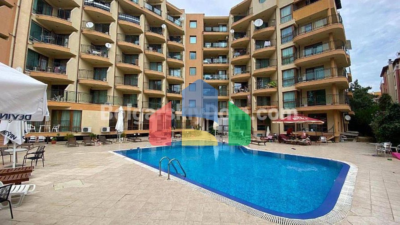 Трехкомнатная квартира в Амадеус 1