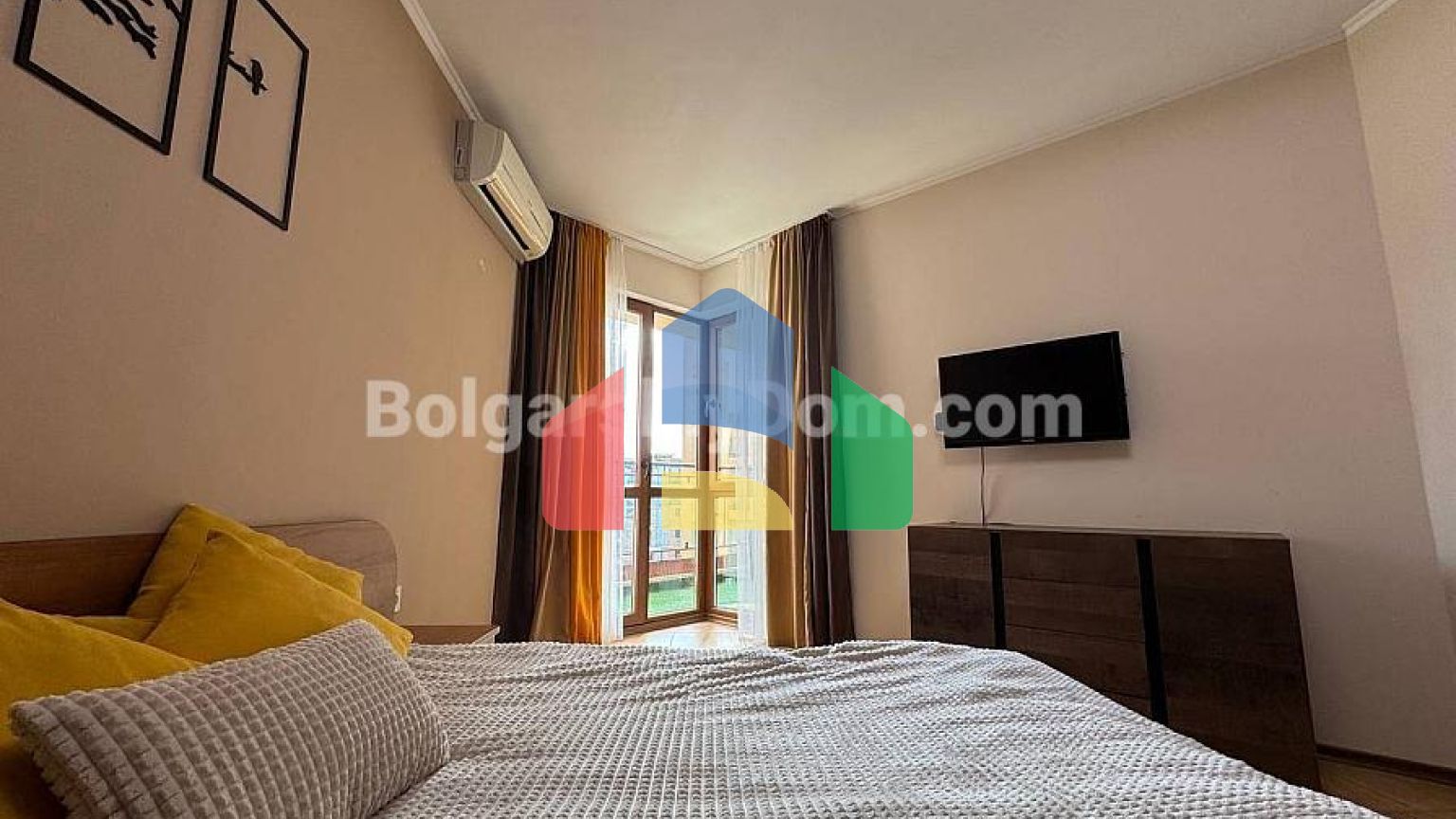 Трехкомнатная квартира в Амадеус 1