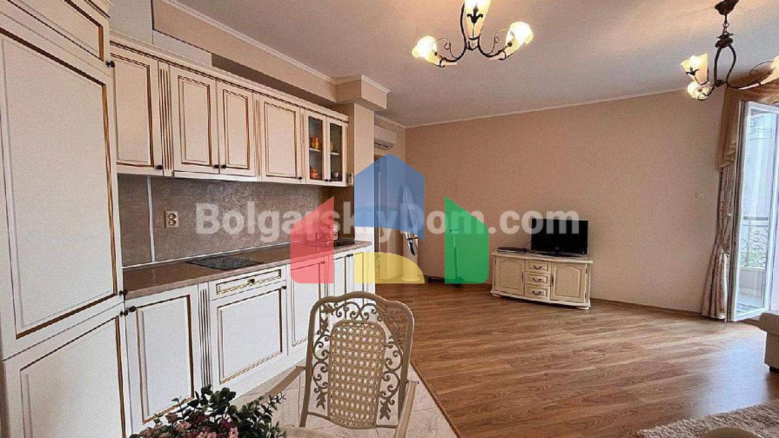 Трехкомнатная квартира в Изида Палас