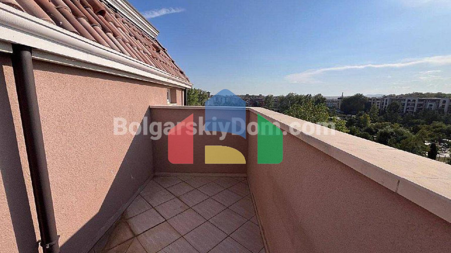 Трехкомнатная квартира в Изида Палас