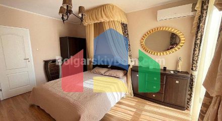 Трехкомнатная квартира в Изида Палас