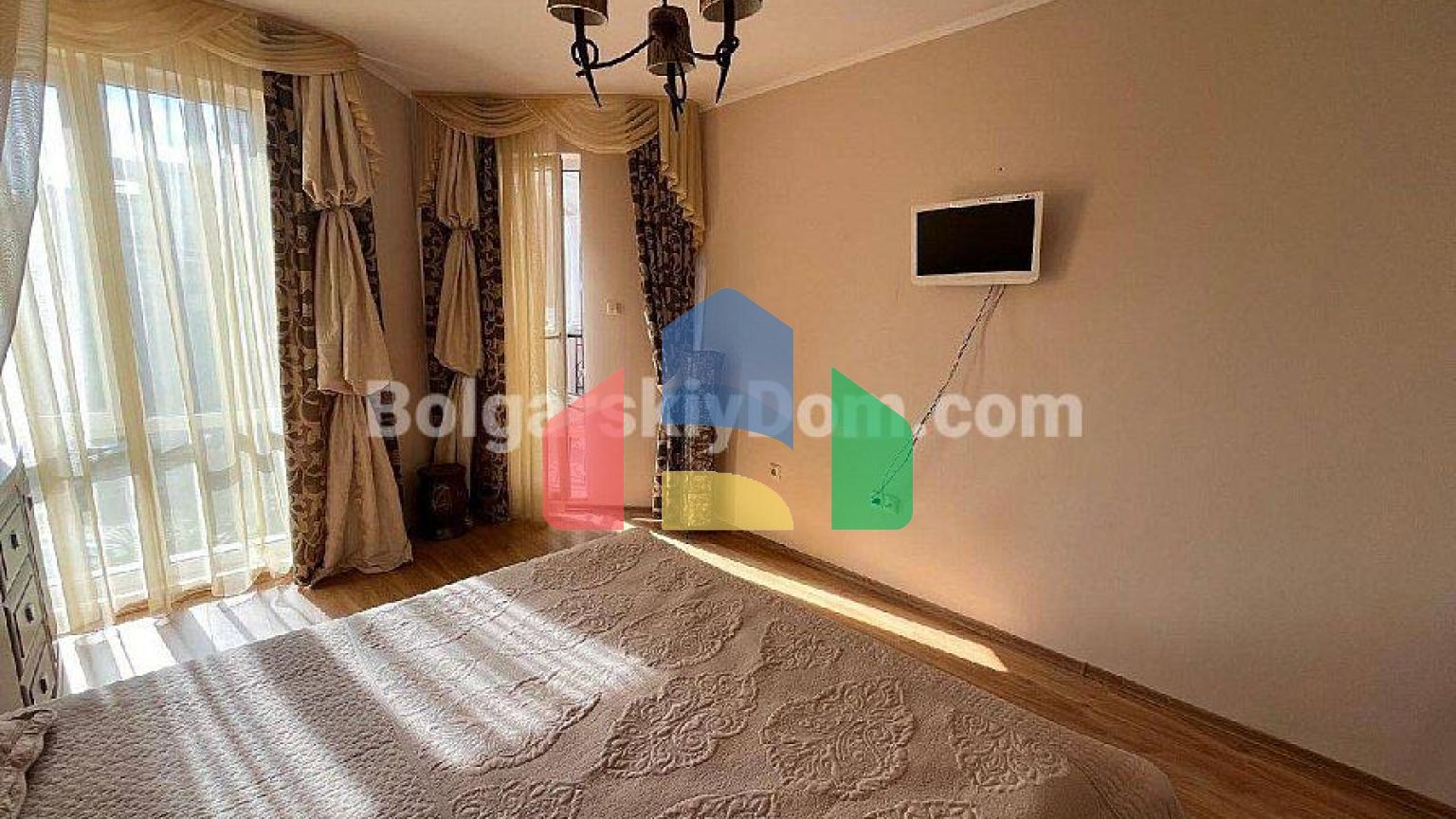 Трехкомнатная квартира в Изида Палас