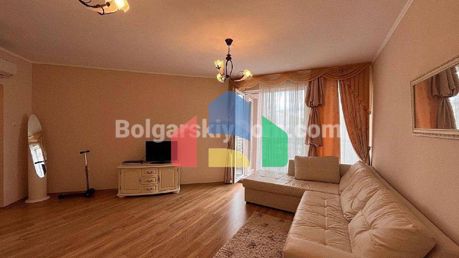 Трехкомнатная квартира в Изида Палас