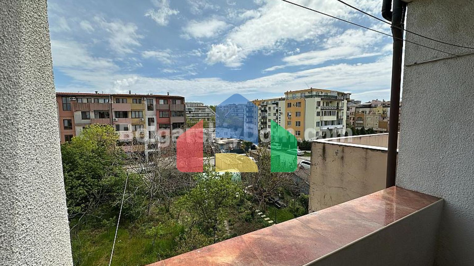 Четырехкомнатная квартира в жилом доме