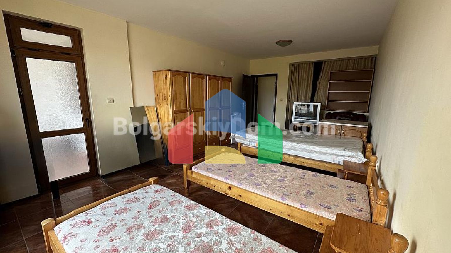 Четырехкомнатная квартира в жилом доме