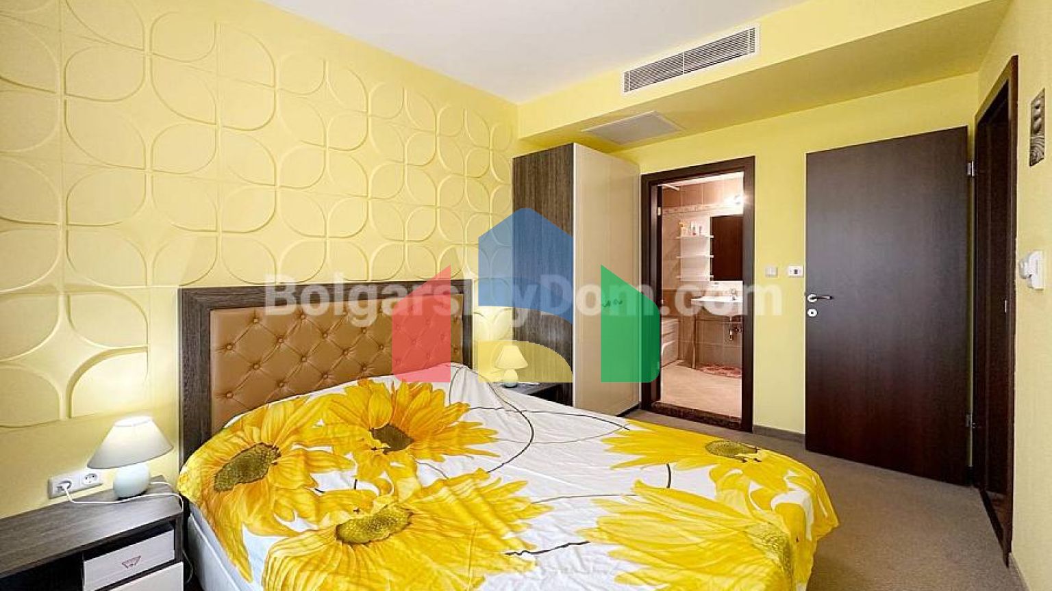 Трехкомнатная квартира в Петерхаус